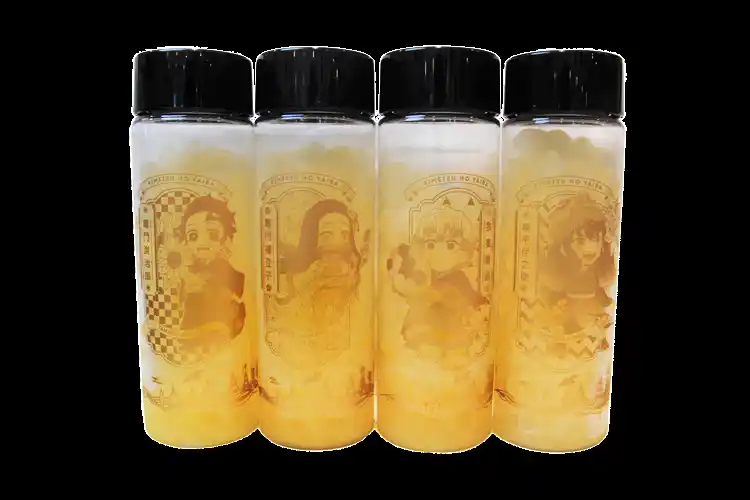 【株式会社ニジゲンノモリ】 炭治郎や禰豆子のオリジナルボトルが夏専用メニューとして新登場　ニジゲンノモリ×アニメ『鬼滅の刃』「ボトルアイス(オリジナルボトル付き)」全4種　2025年8月9日（土）より販売開始
