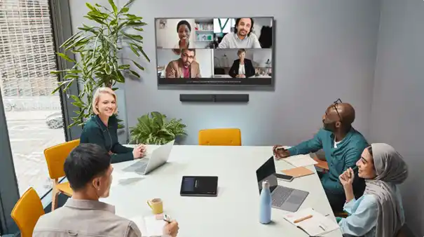 【小さな会議室から大きなアイデアが生まれる】180度の視野角を持つ小会議室向け Android(TM)OS搭載 ビデオバーPanaCast 40 VBS 2025年8月発売開始