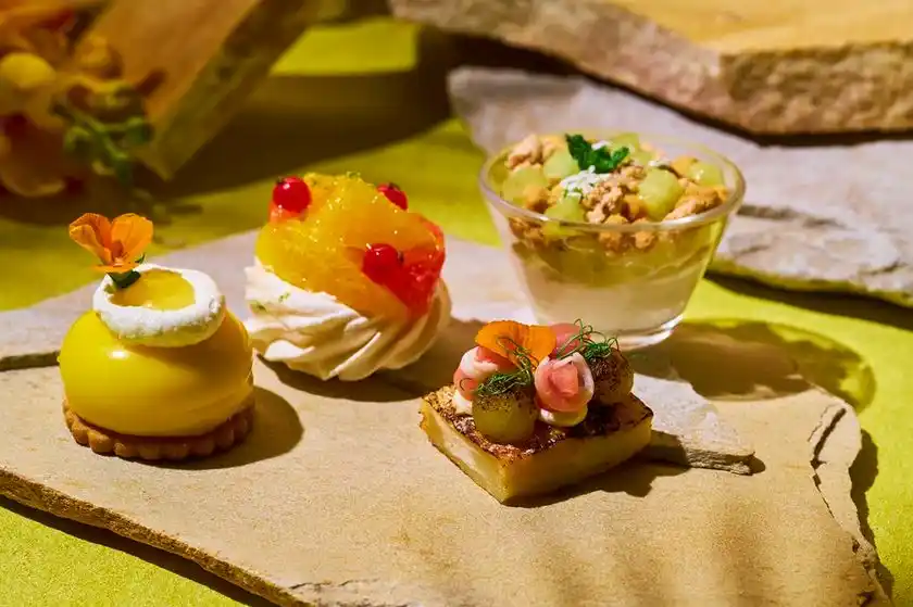 (左から)オレンジと日向夏のムース・柑橘のパヴロヴァ・メロンとアマレットのヴェリーヌ　(下)ベルガモットのパンペルデュ 生ハムとメロン