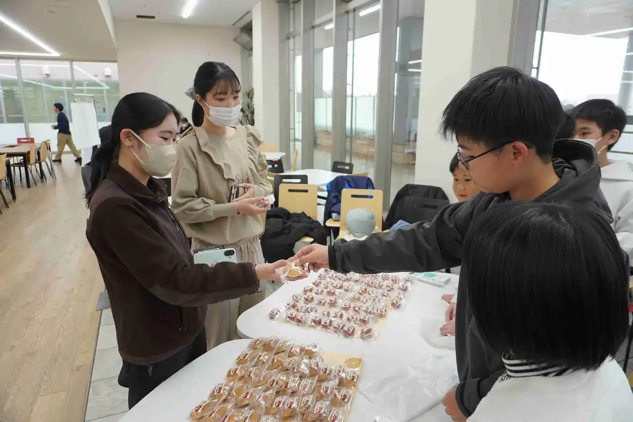 【ＮＳＧグループ】 【新潟医療福祉大学】南浜小学校5・6年生が和菓子を学内で販売！児童自ら栽培・収穫した「さつまいも」を使用した商品が20分で完売！