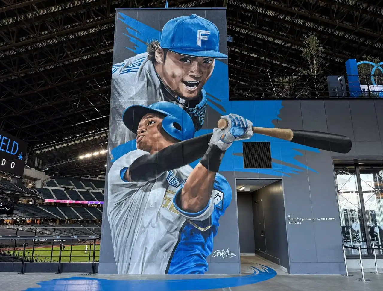 エスコンフィールドHOKKAIDOに北海道日本ハムファイターズ 伊藤大海投手、万波中正選手の壁画完成