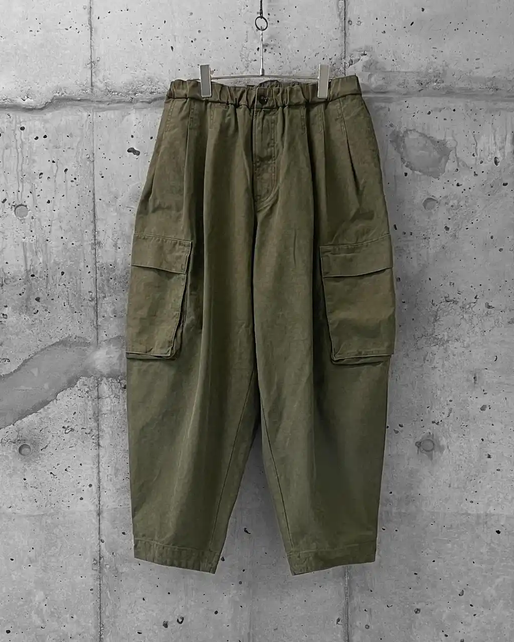 【mù_新作】PLEATED CARGO TROUSERS / mù_lab.#005 LEOPARD CAMOを発売。“生地から考える服”を体現した実験的カーゴパンツ