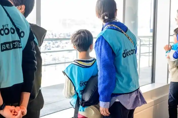 【NTTドコモ ドコモ未来フィールド】 迫力あるエンジン音と緊張感ただようピットの中で“プロのモータースポーツのセカイ”を体感！「ドコモ未来フィールド」の特別プログラムを開催