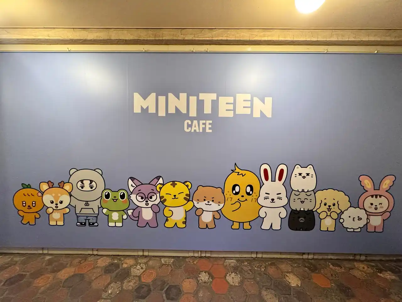【株式会社HYBE JAPAN】 13人組グループSEVENTEEN の公式キャラクター、MINITEENの初のテーマカフェ『MINITEEN CAFE』東京・愛知会場がいよいよ本日よりオープン！