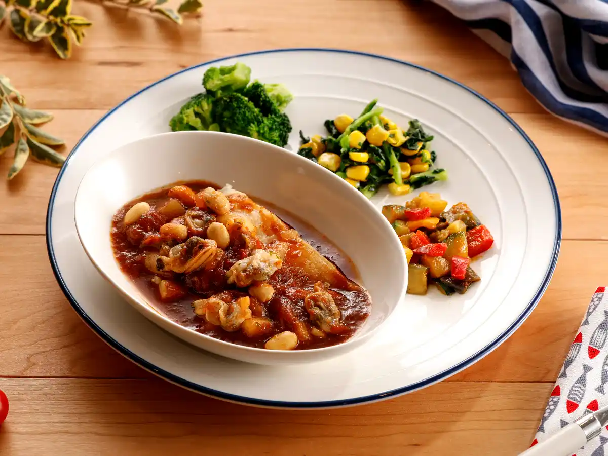 【ナッシュ株式会社】 コンソメ×デミグラスのWベースで仕上げた「白身魚のトマトクラムチャウダー」が1月28日（水）に新登場