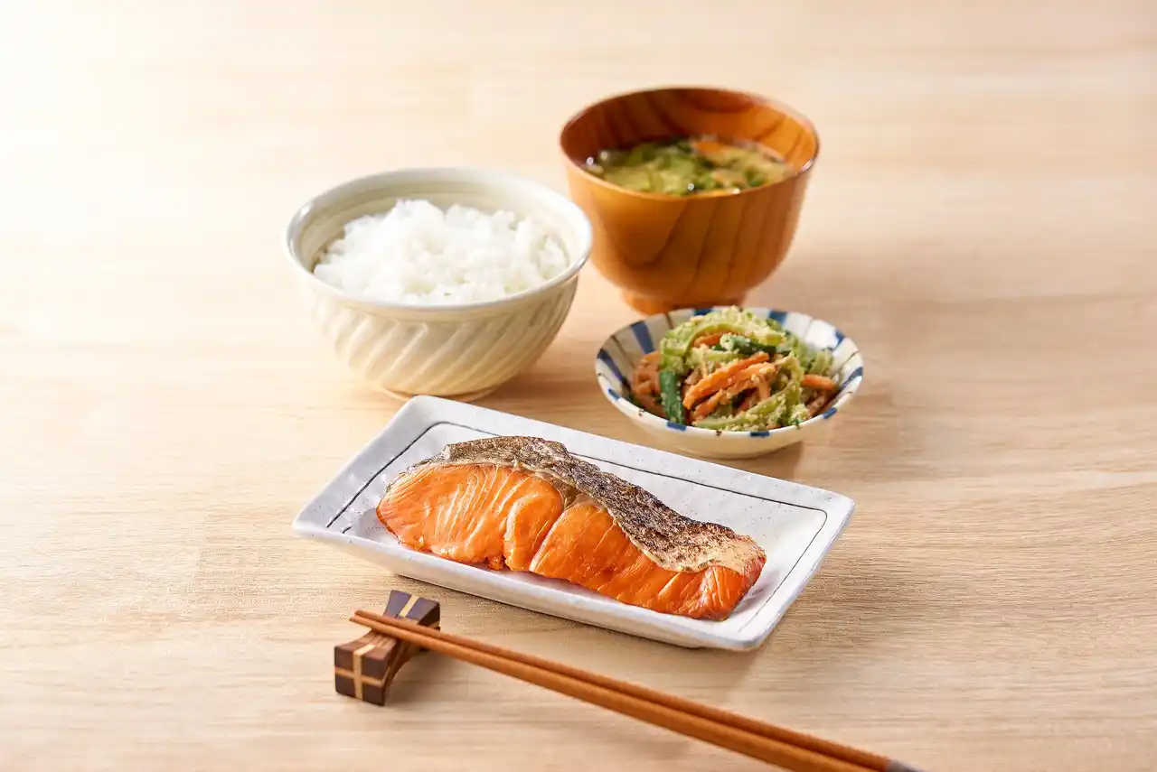 独自の「炭火焼」設備で皮は香ばしく、中身はふっくらジューシーに焼き上げた「セブンプレミアム ゴールド 金の紅鮭の塩焼」が新発売