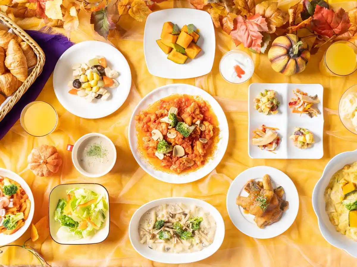 【株式会社チョイスホテルズジャパン】 【家族みんなで楽しむ！ 秋の彩りを感じるほっこりビュッフェ】秋の味覚のさんま・さつまいも・かぼちゃなど、旬の食材を満喫できる計11種のメニューがコンフォートスイーツ東京ベイの朝食ビュッフェに登場