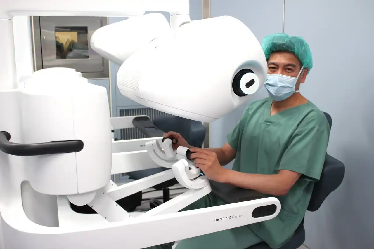 大阪けいさつ病院、国内初となる最新手術支援ロボット「ダビンチ5」を用いた胃がん手術（ロボット支援幽門切除ビルロートI法再建）を実施