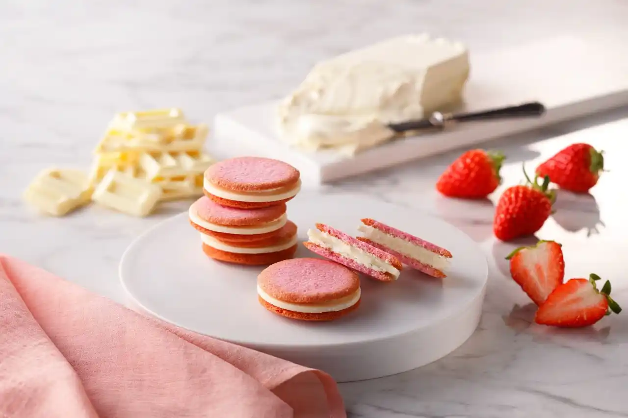 【株式会社庫や】 【チーズガーデン】人気焼菓子『チーズラングドシャ』初の新フレーバーが登場　“チーズ×ホワイトチョコレート×苺”の三重奏『ストロベリーチーズラングドシャ』