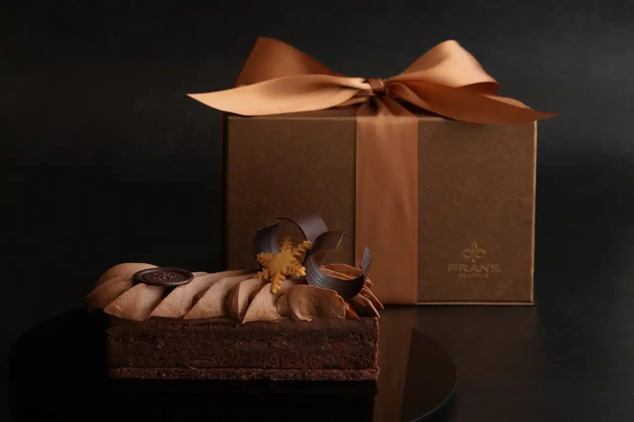 シアトルのショコラトリー＜フランズチョコレート＞から重厚な味わいと美しく華やかな造形の2025クリスマスケーキが数量限定で登場。