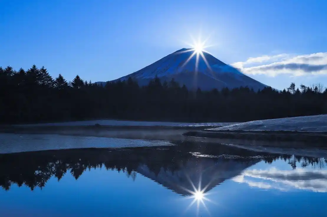 【富士急行】 水面に伸びる“陽の光”と“ダブルダイヤモンド富士”で迎える新年の幕開け　富士本栖湖リゾート「ダイヤモンド富士鑑賞会」