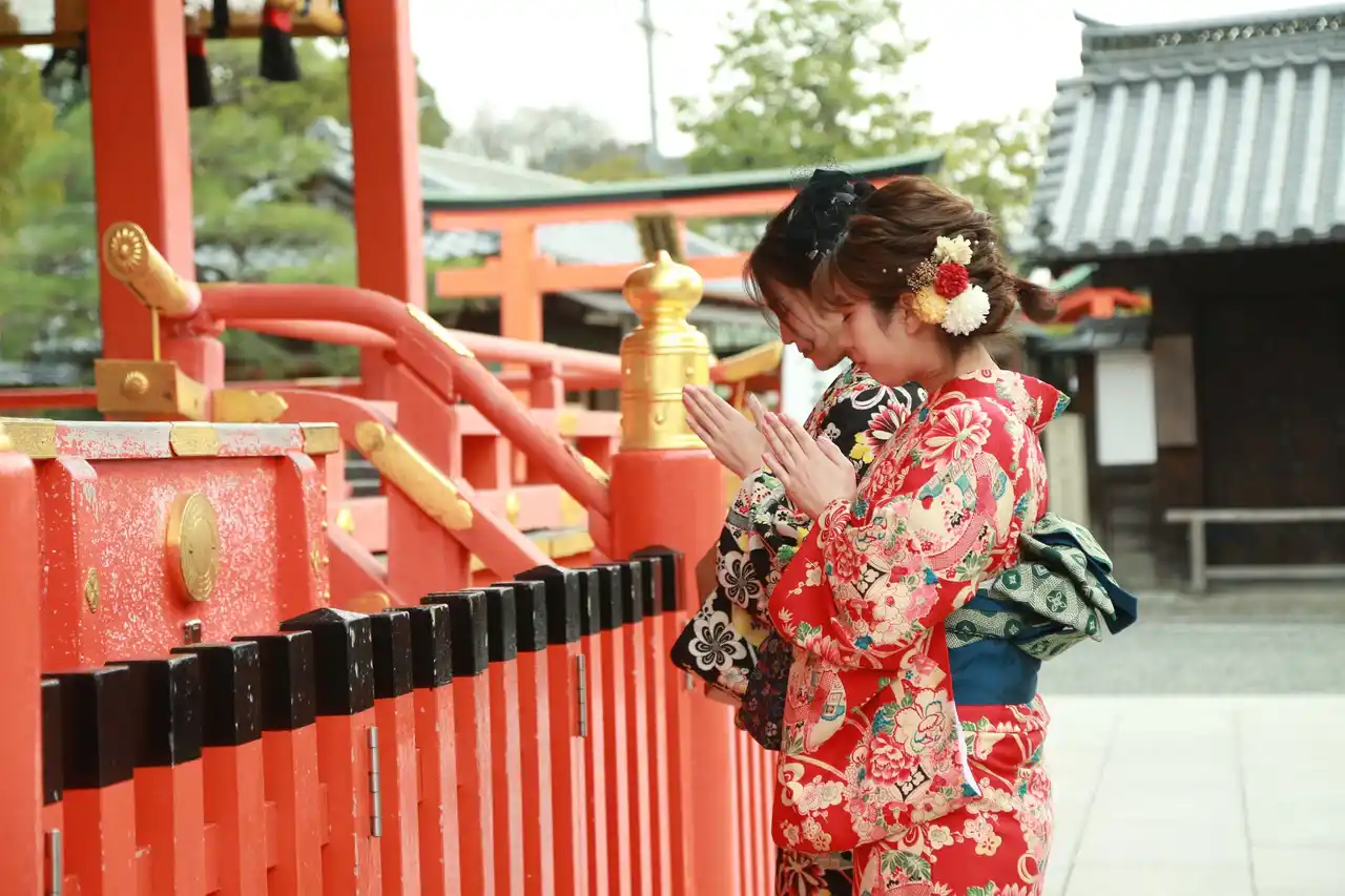 【株式会社 OKAMOTO】 【三が日限定】着物で初詣へ。清めの“五円玉”を来店者全員にプレゼント「着物を着て初詣に行こうキャンペーン！」2026年1月1日～3日｜レンタル着物岡本
