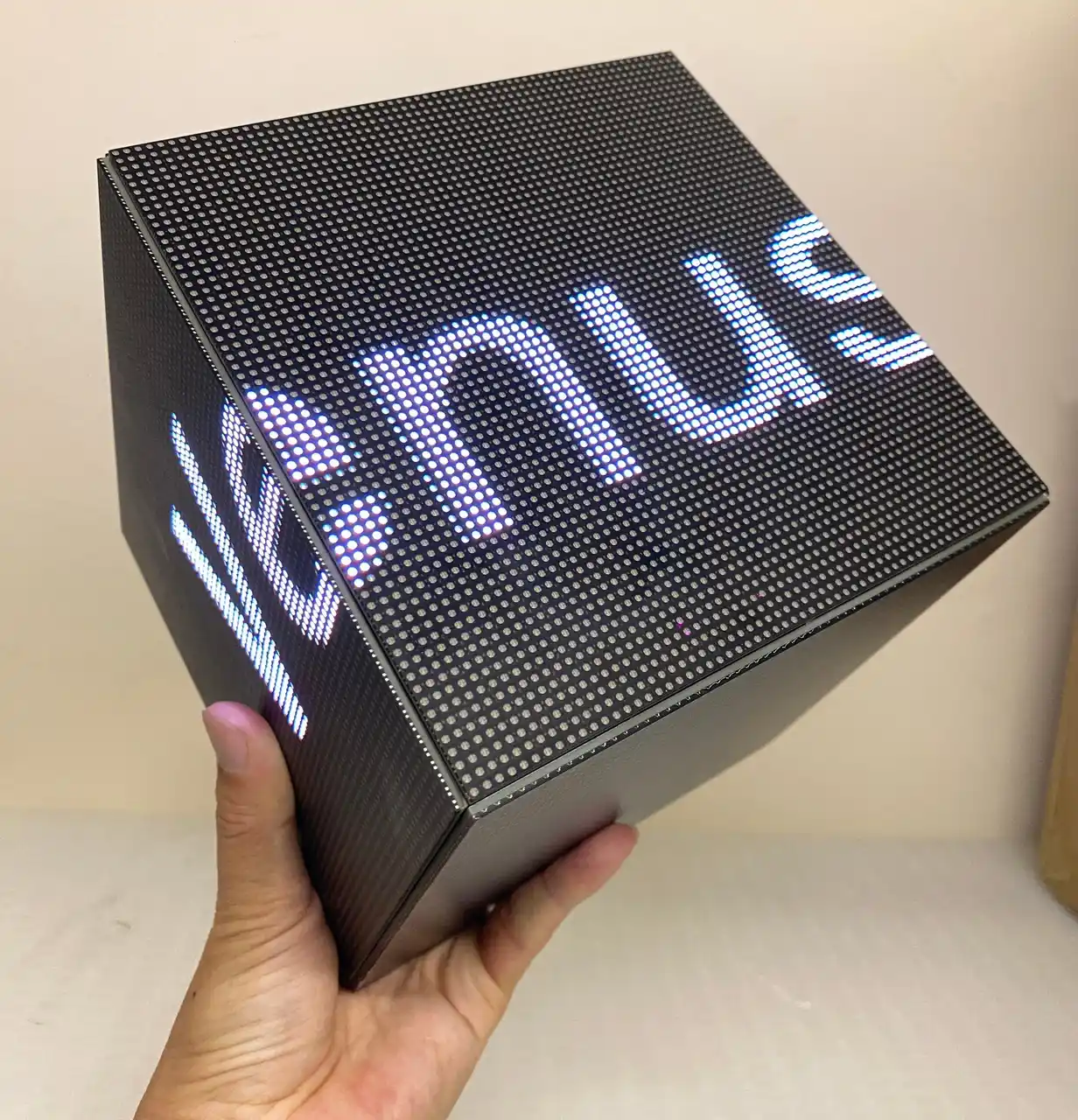 【ヴィーナスレーザー株式会社】 新製品 手のひらサイズの「 LED CUBE パネル 」バッテリー内蔵により、気軽に設置が可能、店舗内のデジタルサイネージやエンタメへの活用など幅広くご使用ができます。