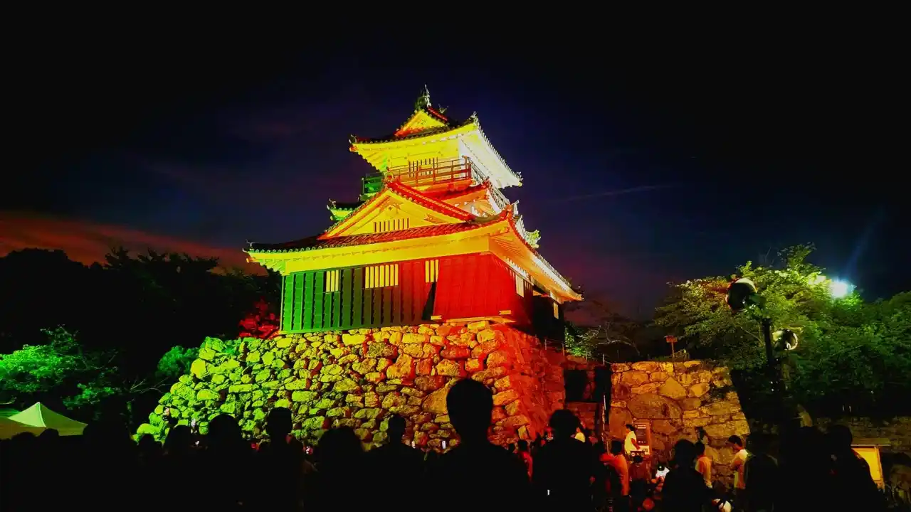 ペルー独立204周年を祝うイベント。浜松城赤白にライトアップされました。