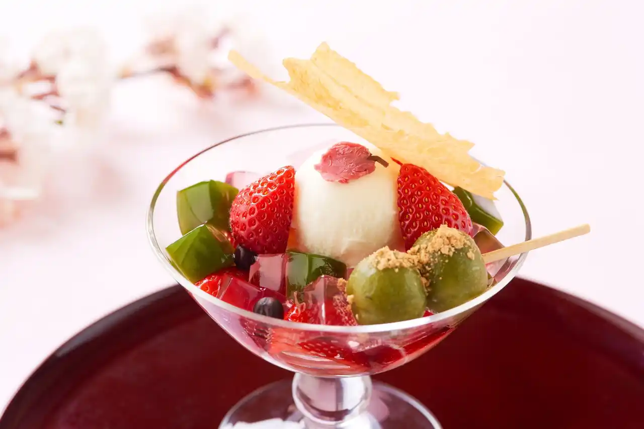 【ホテルニューオータニ幕張】 あまおう×抹茶が織りなす、春限定の和パフェ『桜恋』登場