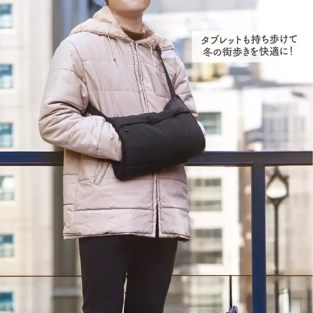 【ナカバヤシ株式会社】 手袋が無くても手を温められ、タブレットも持ち歩ける「ハンドウォーマーバッグ」を新発売