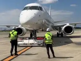 JAL、世界の航空会社で初めてリモコン式航空機牽引車をエンブラエル機の出発便プッシュバック作業に導入