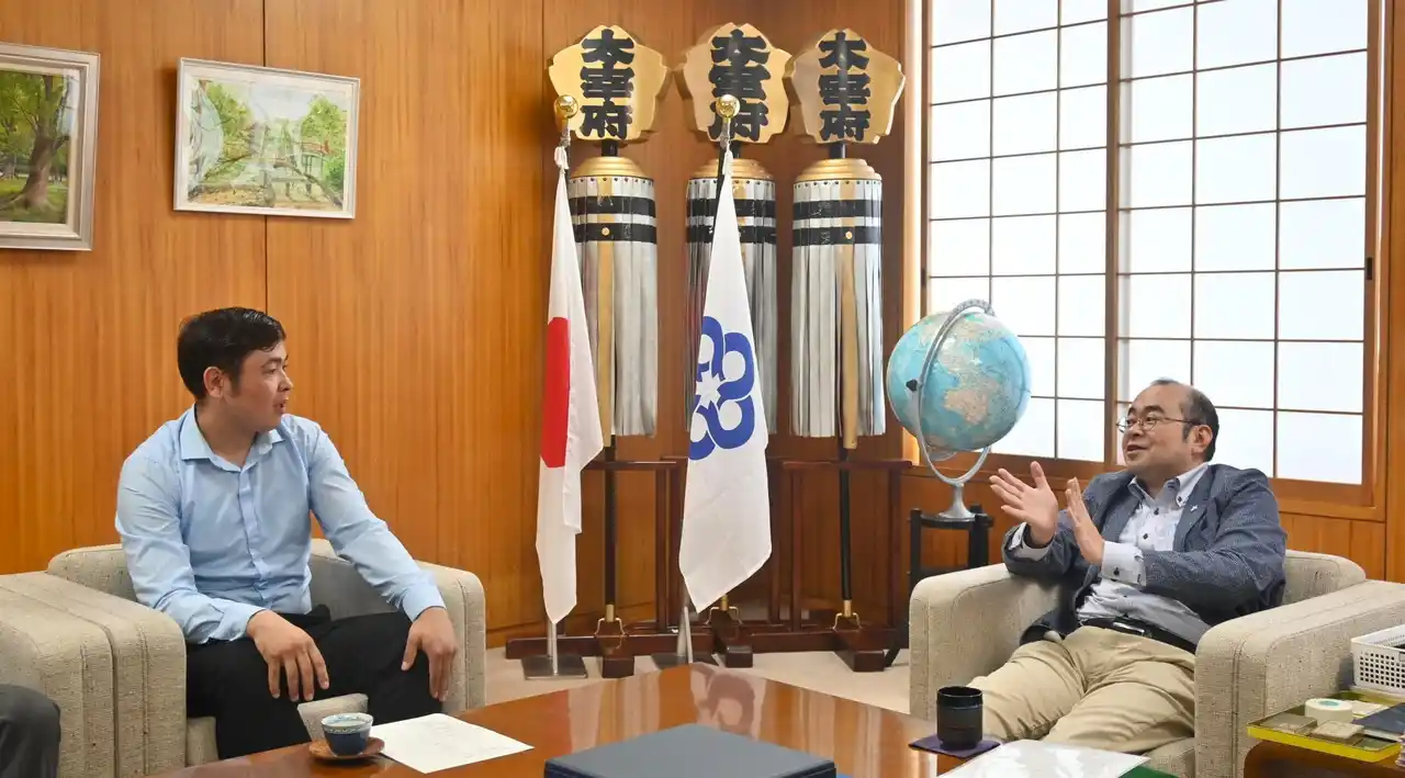 【日本経済大学】ウズベキスタン出身留学生が太宰府市長を表敬訪問