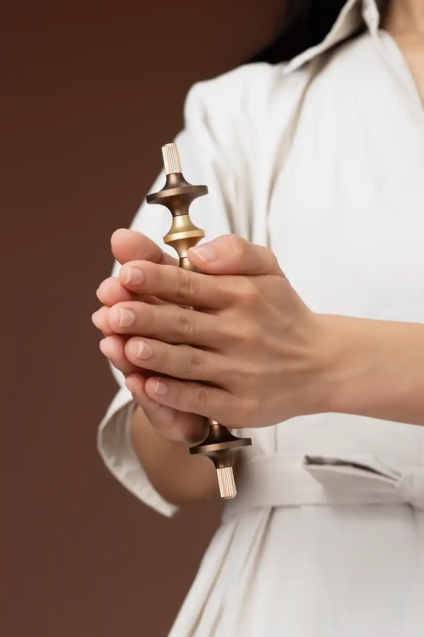 工業製品を“美のジュエリー”へ──創業77年の極東精機、新ブランド「BARYON TOKYO」を始動。第一弾「Baryon Roll」発表