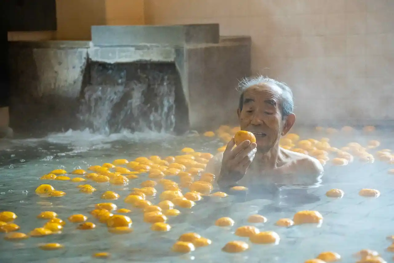 武甲温泉や玉川温泉、おふろcafe 等で、お客さまからいただいた柚子を使った「冬至のゆず風呂」を実施します