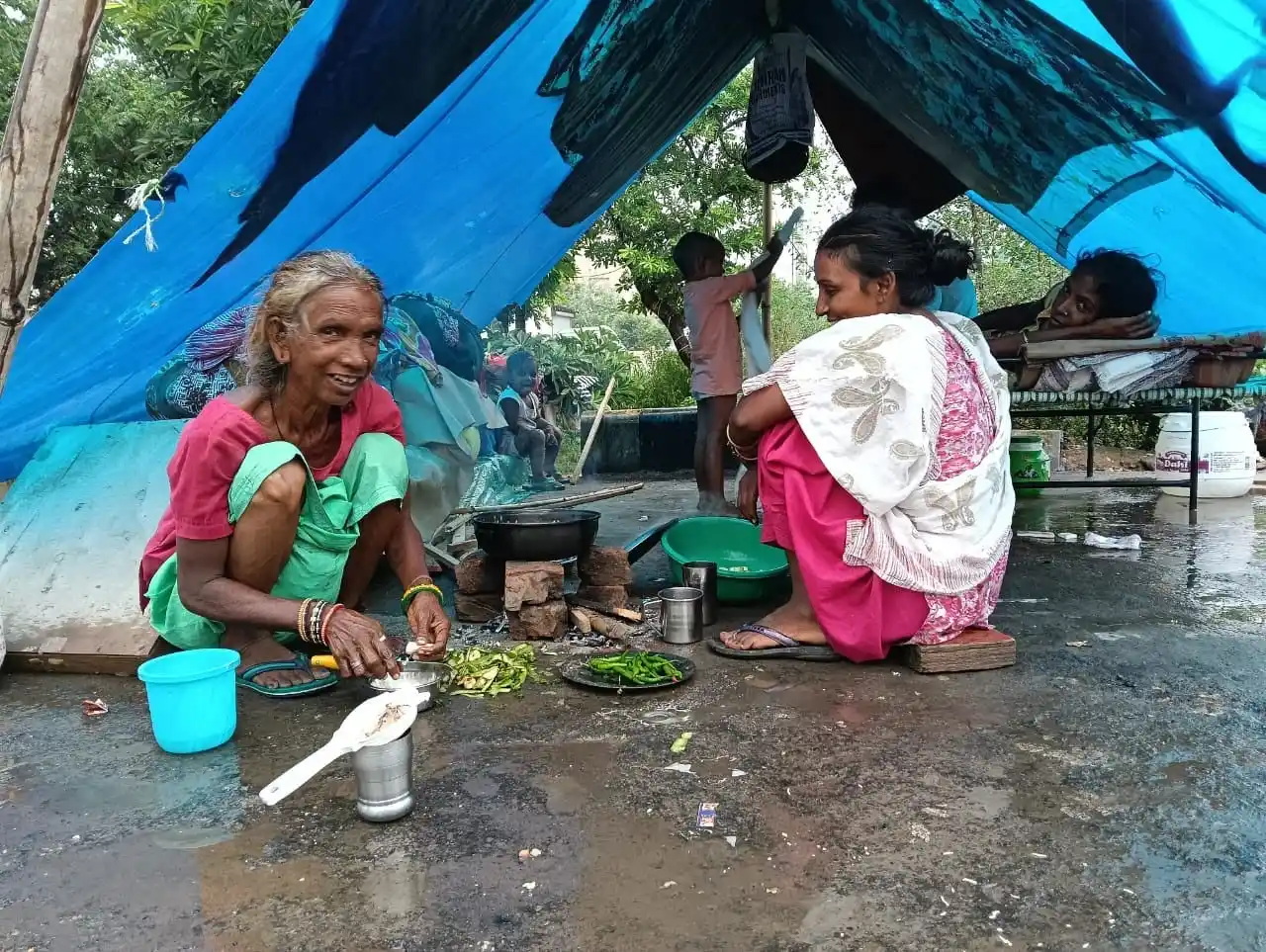 【NPO法人結び手】 グルグラム「路上生活者ベルト」を独自調査――無就学82％・女性スマホ21％・平均月収11,355INRを可視化