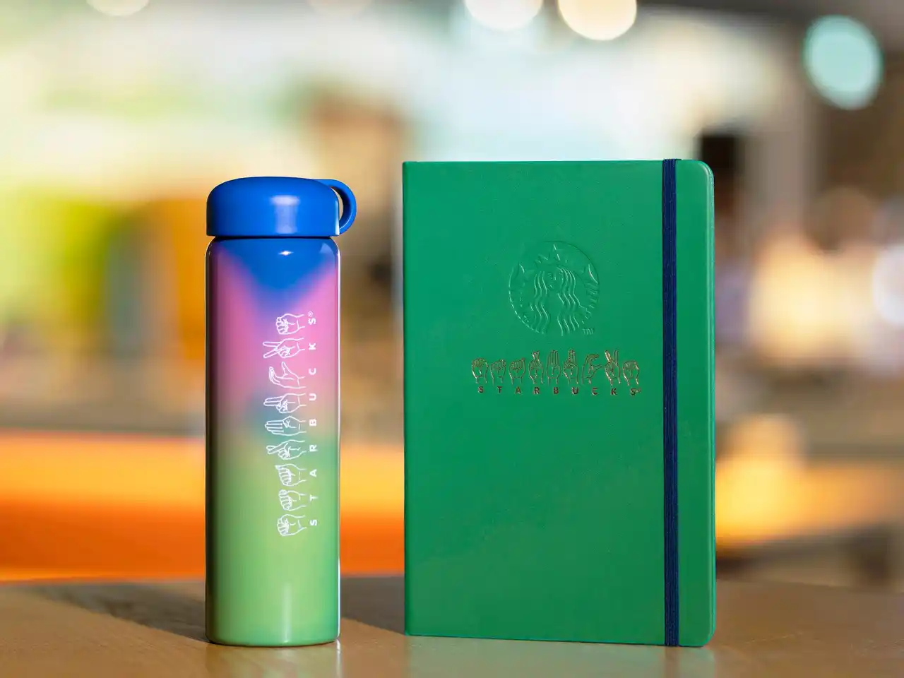 【スターバックスコーヒージャパン株式会社】 サイニングストアパートナーとともに開発した2つの商品が登場！　手の温度で色が変わるステンレスボトルと店舗で使える手話のイラストも紹介したジャーナルブック