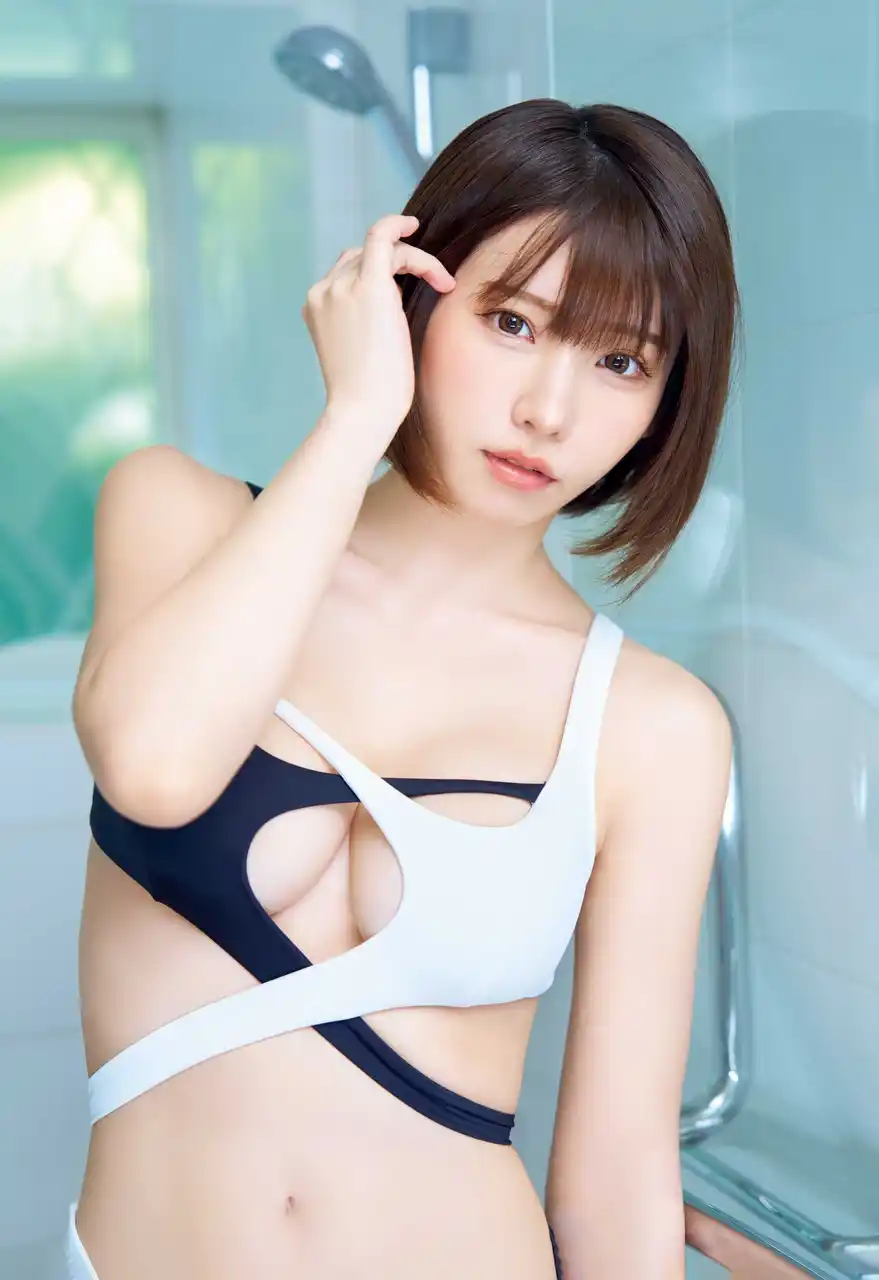 【株式会社白泉社】 真夏のヤングアニマル2号連続えなこ祭り第2弾！！暑い夏にこそクールに決める♪凛とした美しさのえなこりんをお届け(ハート)