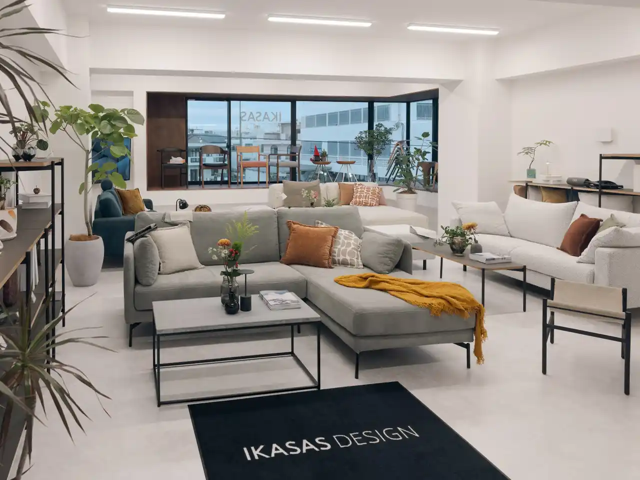 株式会社IKASAS DESIGNが「沖縄オフィス・ショールーム」を新規開設。ソファブランド「cotan」など、県内初出展のアイテムも多数展示。