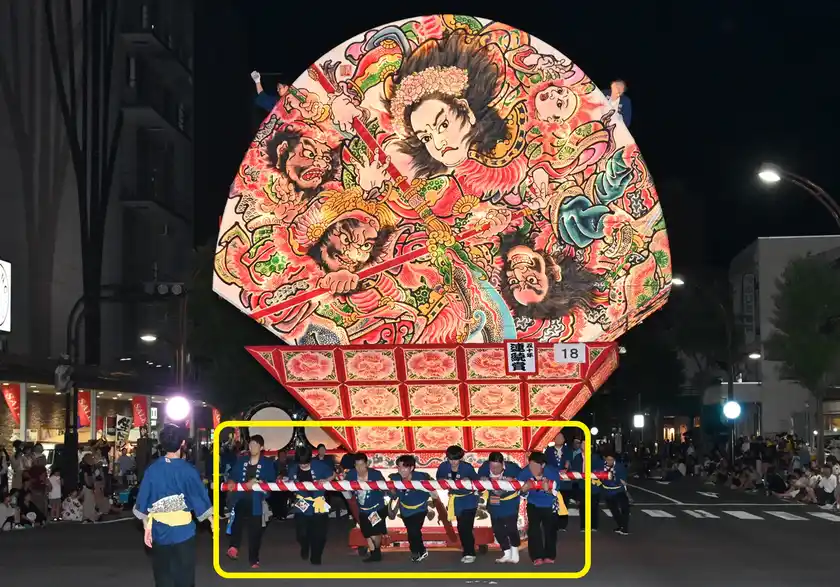 弘前ねぷた本体を曳く人