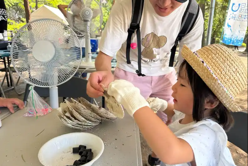 【ソーシャルアクションネットワーク】 子供たちが化石発掘やカキ漁師の仕事にチャレンジ！うみのWORK WORKお仕事体験広場を開催しました