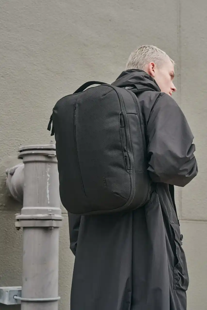 【Incase(インケース)】見渡せる収納、美しいシルエットミニマルに整う2WAYバッグ、新登場