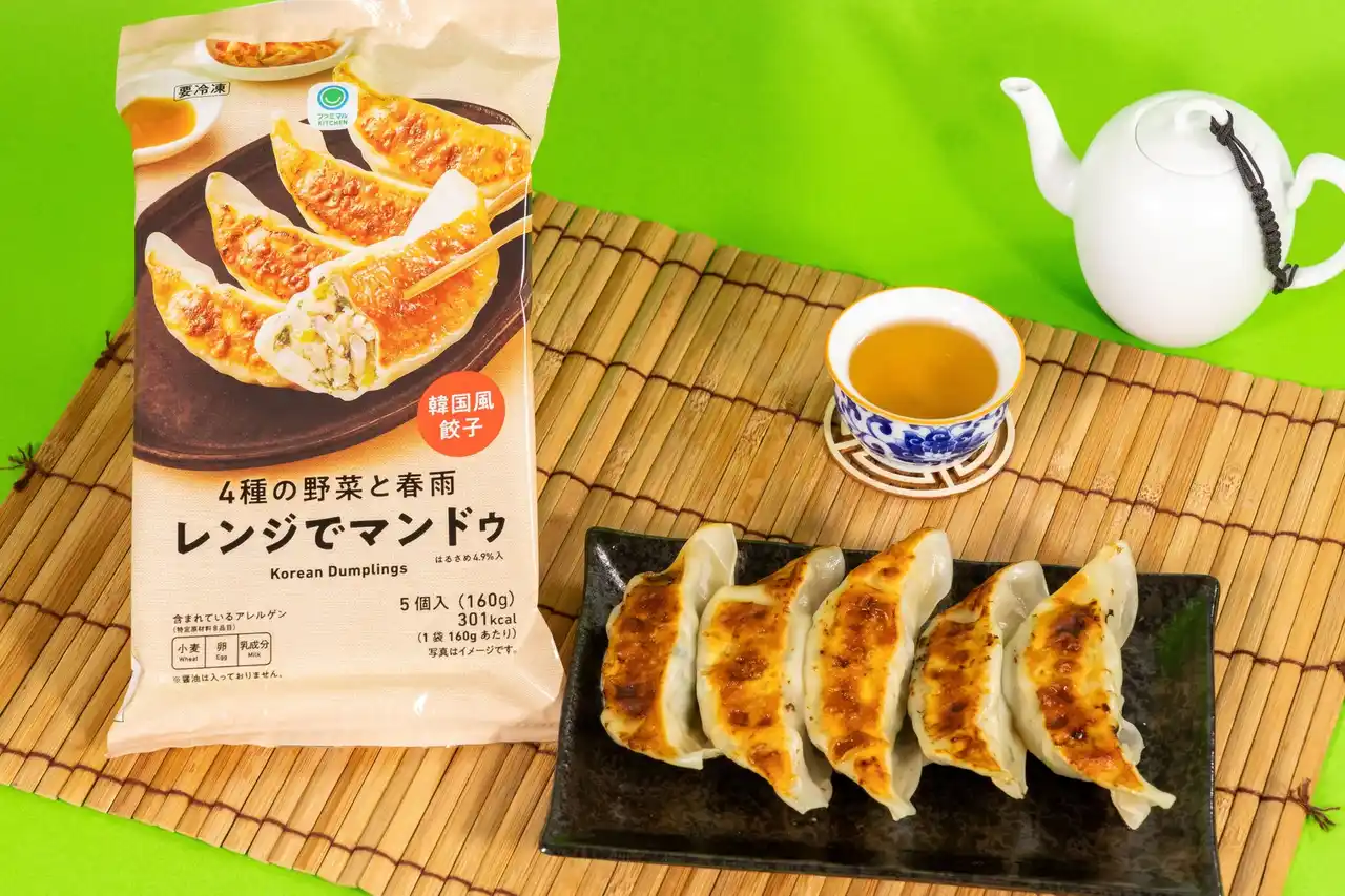 【株式会社ファミリーマート】 売上前年比約113％と好調なファミマルの冷凍食品に韓国風餃子が登場！「レンジでマンドゥ」7月29日（火）より発売～レンジで温めるだけで焼き目つき餃子が楽しめる！～