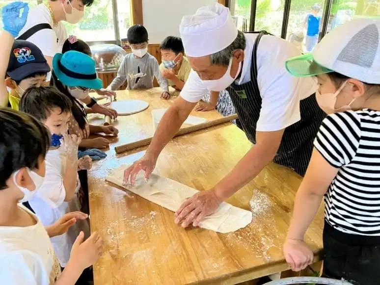 【株式会社リソー教育グループ】 【こどもの休日の過ごし方】冬の1dayキャンプ～うどん作り体験＆いちご狩り＆マス釣り編～