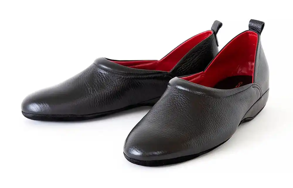 【SANAX株式会社】 皇室御用達の職人が手がけた/医師の声から生まれたルームシューズ「ドクターシューズ NO.2638」発売中