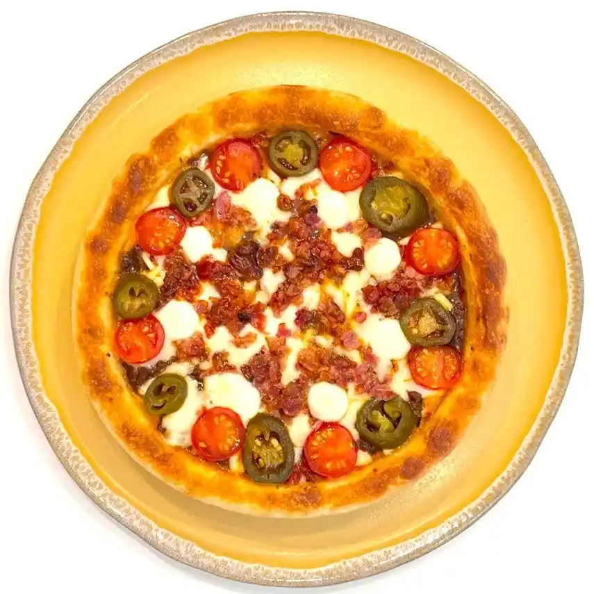 “フォカッチャの生地 × ディープディッシュピザ”『フォカッチャディッシュピザ』BURGERテイストのPIZZAを新発売！