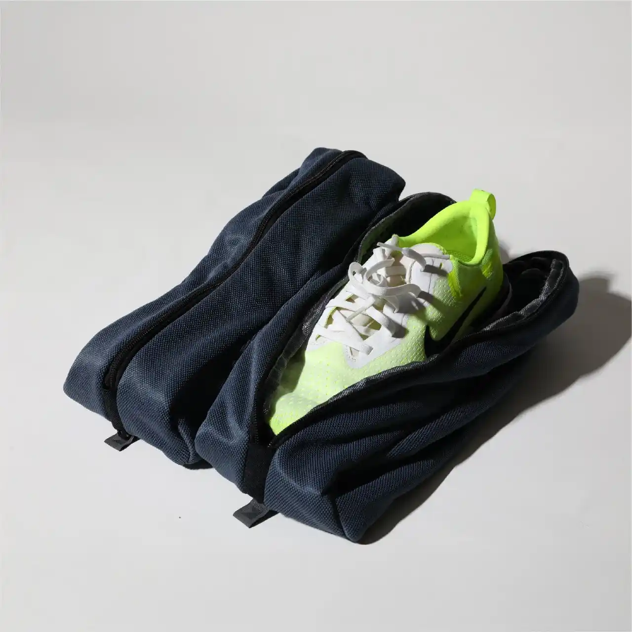 【株式会社シービージャパン】 【新商品】大切な靴をやさしく清潔に。片足ずつ洗えて、生地を傷めにくい洗濯ネットが登場