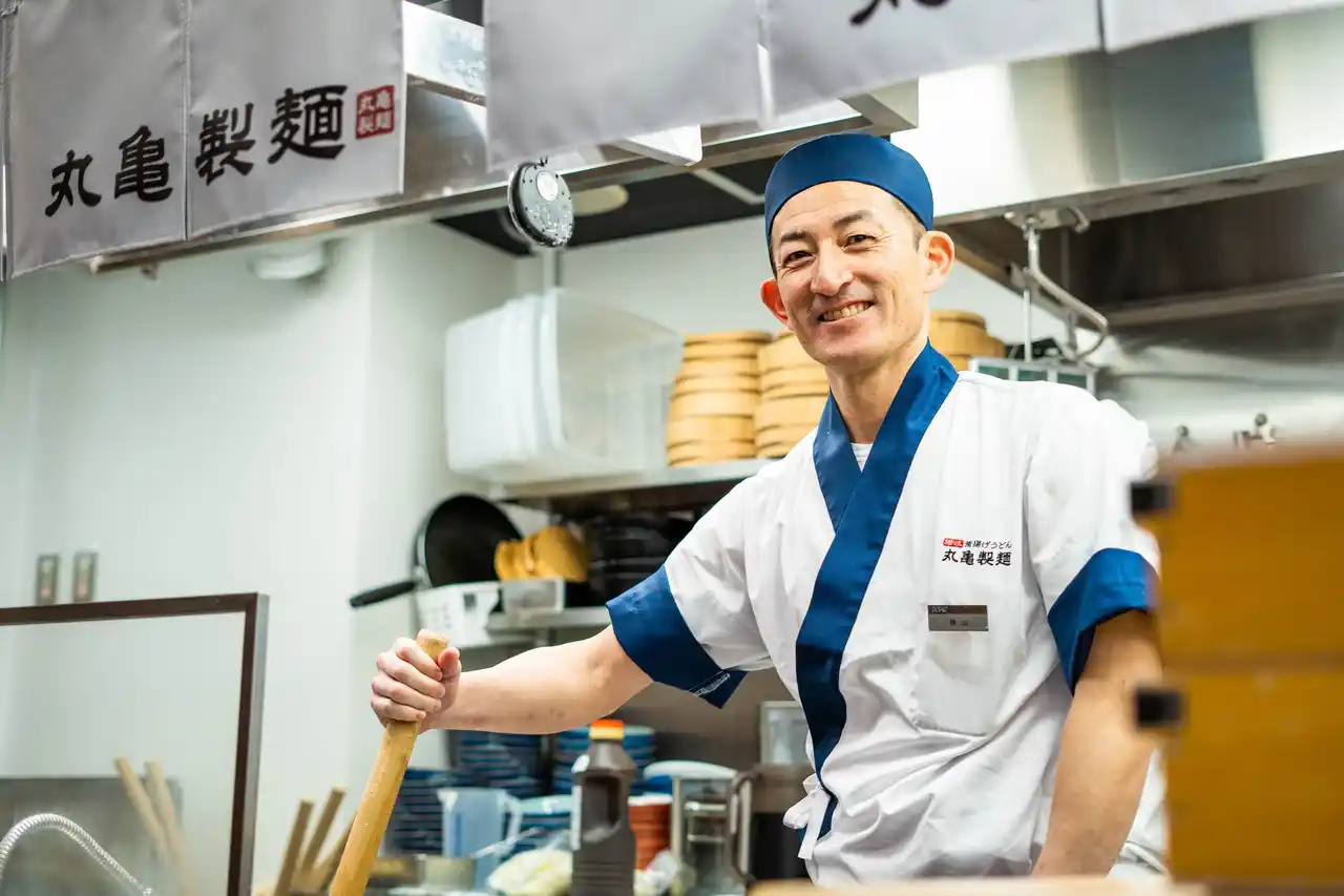 【株式会社丸亀製麺】 ≪丸亀製麺で働く従業員の幸せづくりの一環として≫　ご家族や大切な人と一緒に過ごしてもらいたい想いから「丸亀ファミリーホリデー」を実施　全国の丸亀製麺※1にて2025年7月30日（水）終日休業を決定