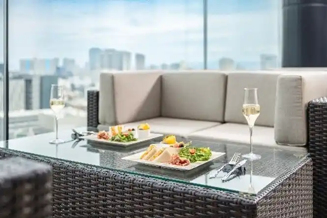 【株式会社カンデオ・ホスピタリティ・マネジメント】 日常を離れ、心ほどけるひとときが愉しめる"上質で少し贅沢な朝カフェ"を提案！17階テラスでシャンパンも味わえる「冬のモーニング リトリートキャンペーン」開催