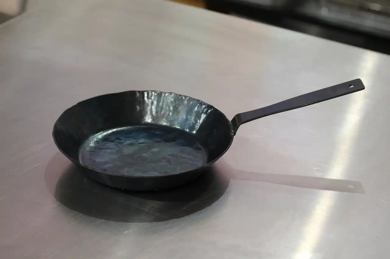 【藤田金属株式会社】 【数量限定 / 新商品】"鍛造鉄フライパン” 公式オンラインサイト/直営店 にて先行発売開始!!︎伝統的な鍛造技術と鉄フライパンメーカーがコラボレーション