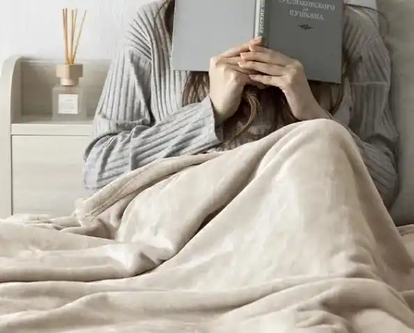 【モダンデコ株式会社】 “持ち歩けるあったかさ”誕生。シリーズ累計46万枚突破のモダンデコ・人気ブランケットに、ひざ掛けタイプが登場