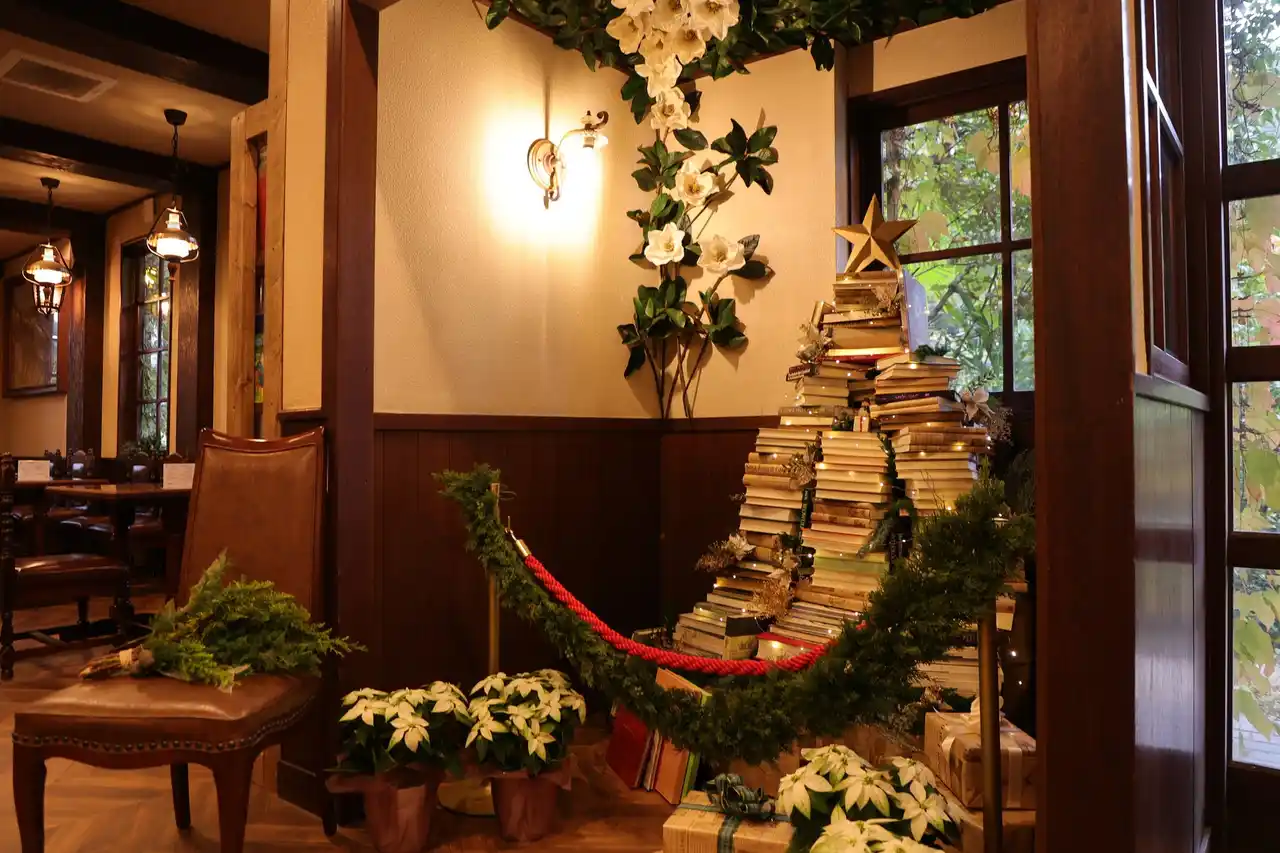【株式会社 世羅高原農場】 本で作ったクリスマスツリーがお出迎え　クリスマスの絵本に囲まれる洋館でホリデーシーズンを《森と花の絵本ミュージアムGarden Lei》【広島／世羅】