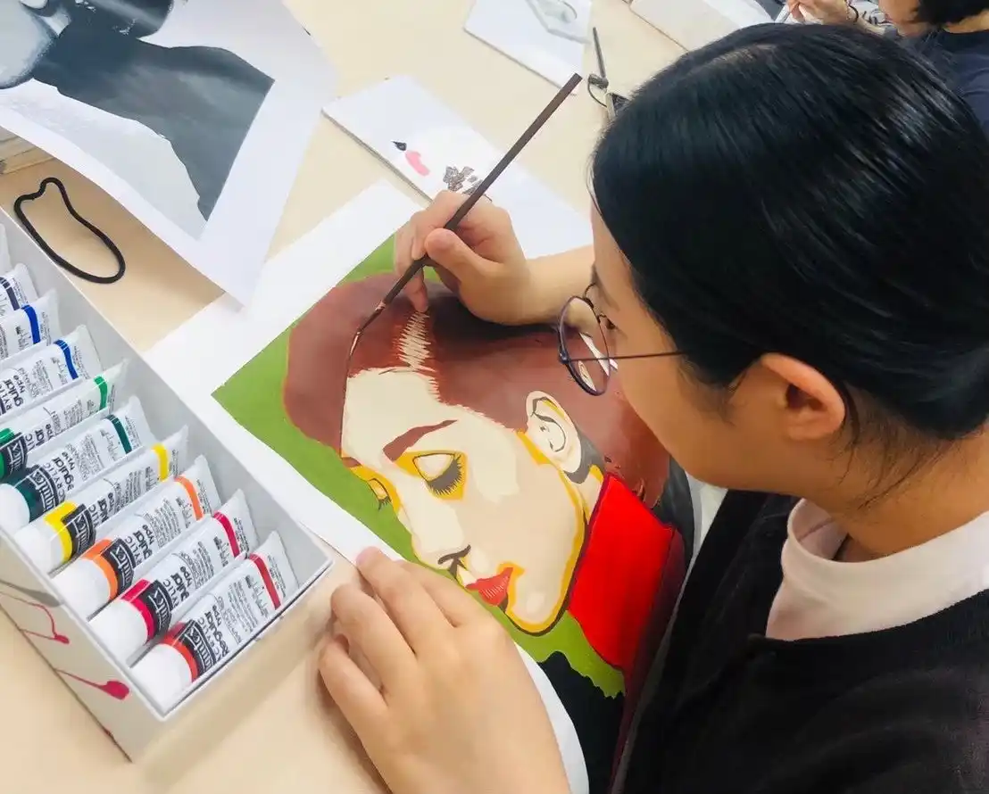 「デザインを仕事にしたい。でも、分野はまだ決められない」そんな学生に向けた3年制教育。デザイン業界で求められる「分野を超えて考える力」と、多分野の技術を学ぶ「デザイン総合学科」を2026年4月に新設