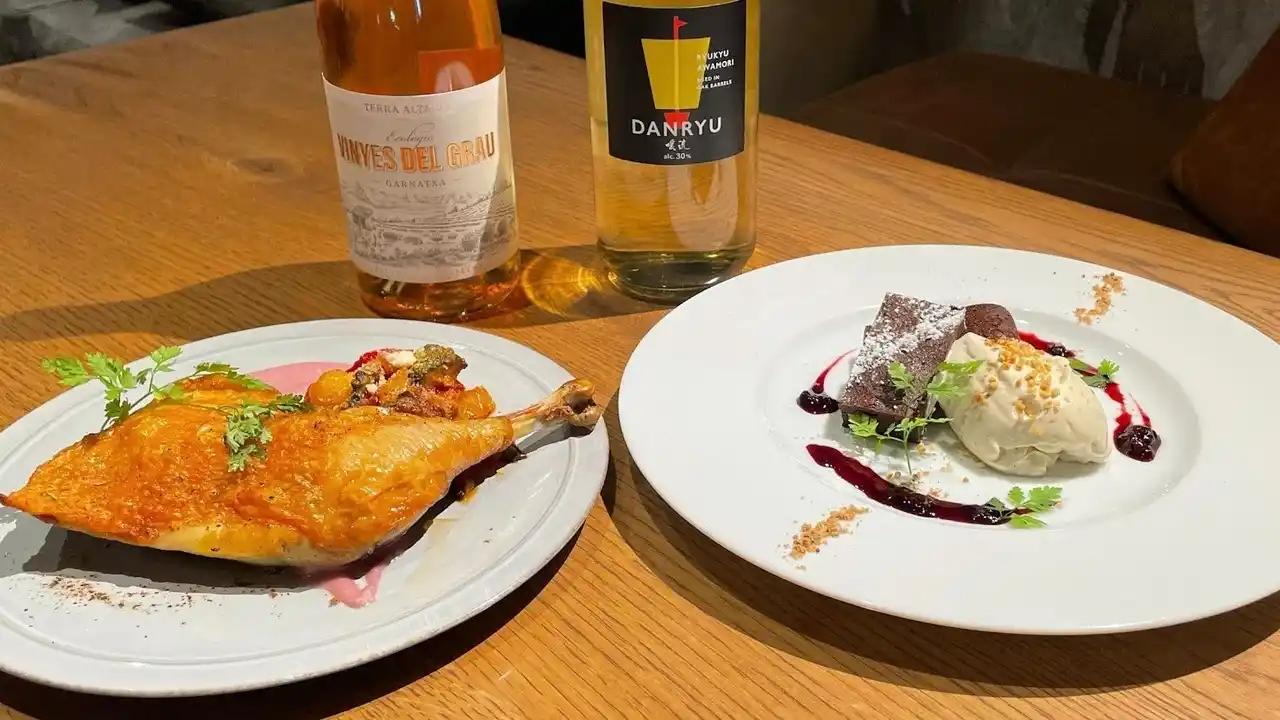 【株式会社AN】 【BISTRO CHURA（ビストロちゅら）】特別なクリスマスをお届け　冬限定メニュー「沖縄県久米島産赤鶏の骨付きローストチキン」と「ガトーショコラ　泡盛暖流ペアリング付」が期間限定で新登場！