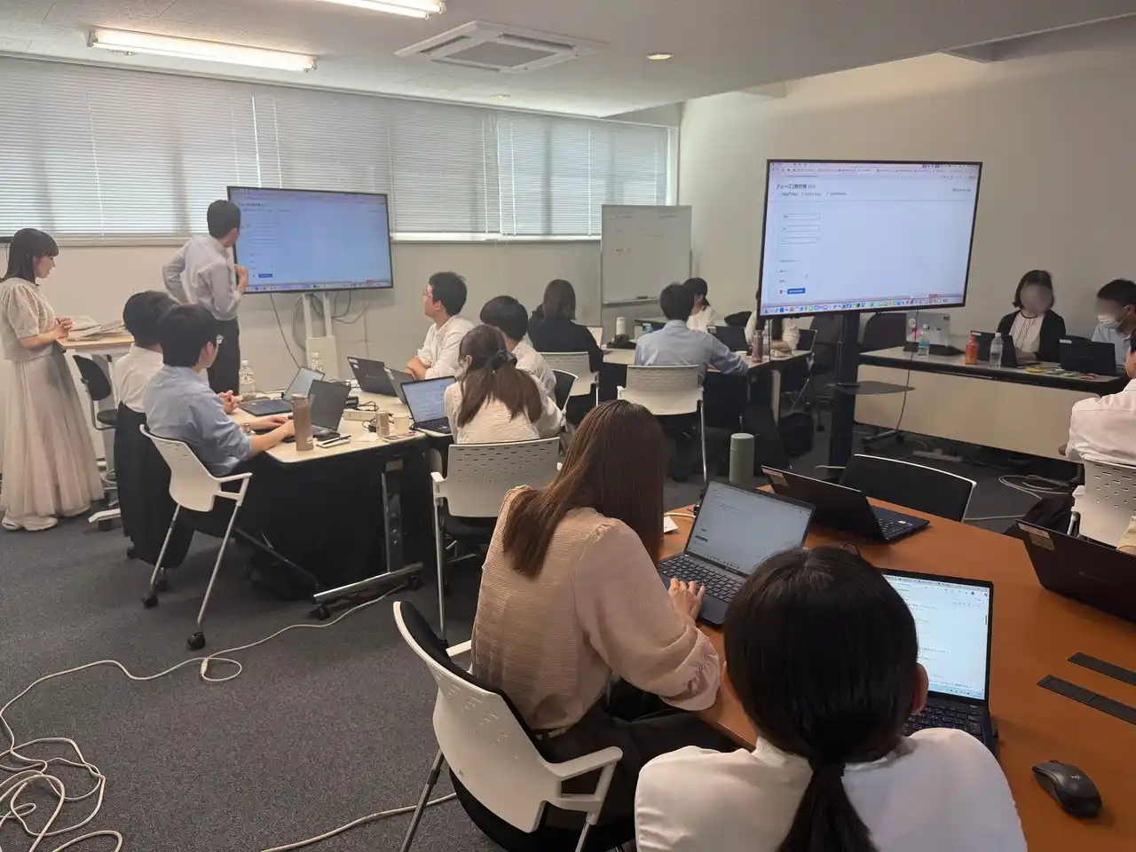 「実験ノートアプリ」「論文要約AI」も。試薬業界の東京化成工業、5日間の研修で新入社員が「生成AI×市民開発者」として現場DXの推進者に。