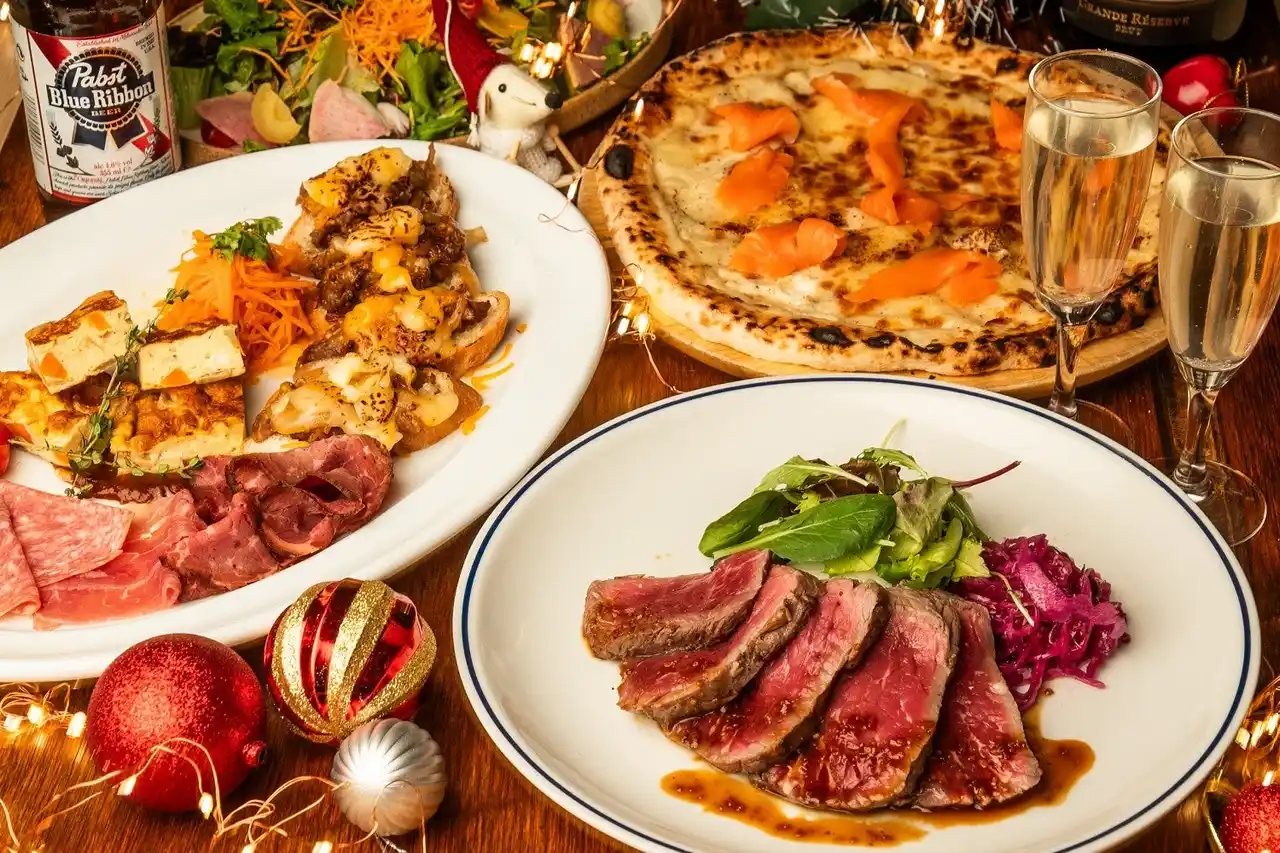 【株式会社エスエルディー】 【2025 みんなで楽しむクリスマス】毎年好評のアメリカンでボリューミーなXmas限定プラン！HangOut HangOver新宿店にてご予約受付中