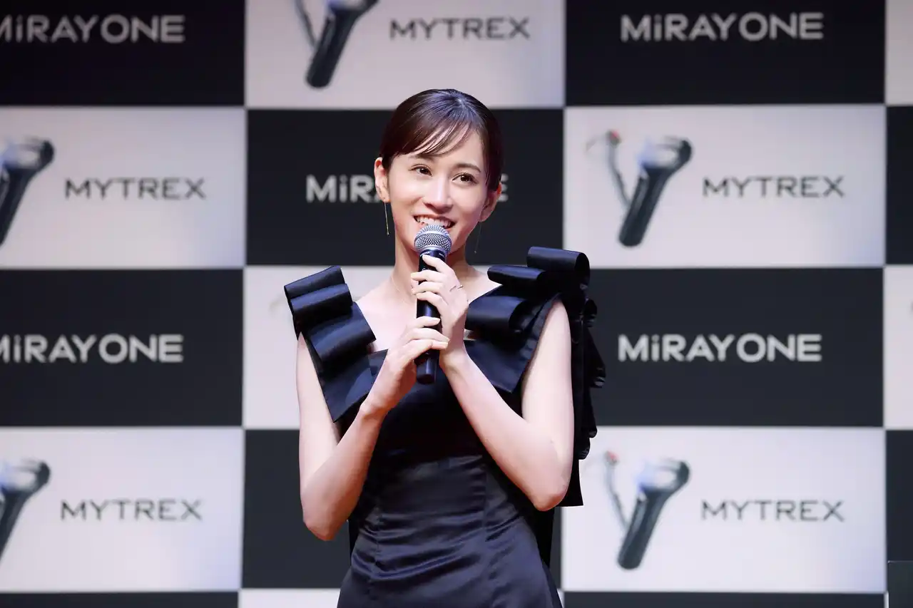 発表会にも愛用者として登壇した前田敦子が語る、“美容オタク”として選ぶ愛用美顔器「MiRAY ONE（ミライ ワン）」