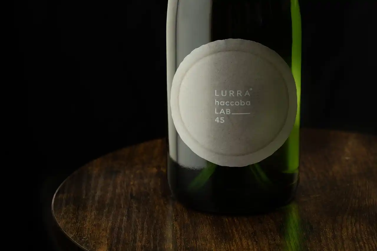京都のミシュラン一つ星レストラン「LURRA°」と福島の酒蔵haccobaのコラボレーション。日本酒の醸造過程でニセアカシアの花を一緒に発酵させたSparkling Sake、2025年8月出荷開始。