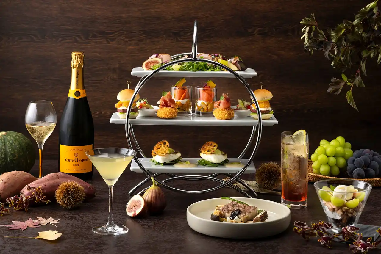 コートヤード・バイ・マリオット 新大阪ステーション_シャインマスカットや栗など秋薫るセイボリーとデザートで優雅なひとときを。秋限定ハイティー「HARVEST AURA」を発売