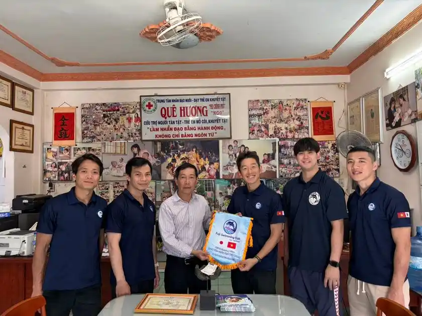 現地養護施設での記念撮影