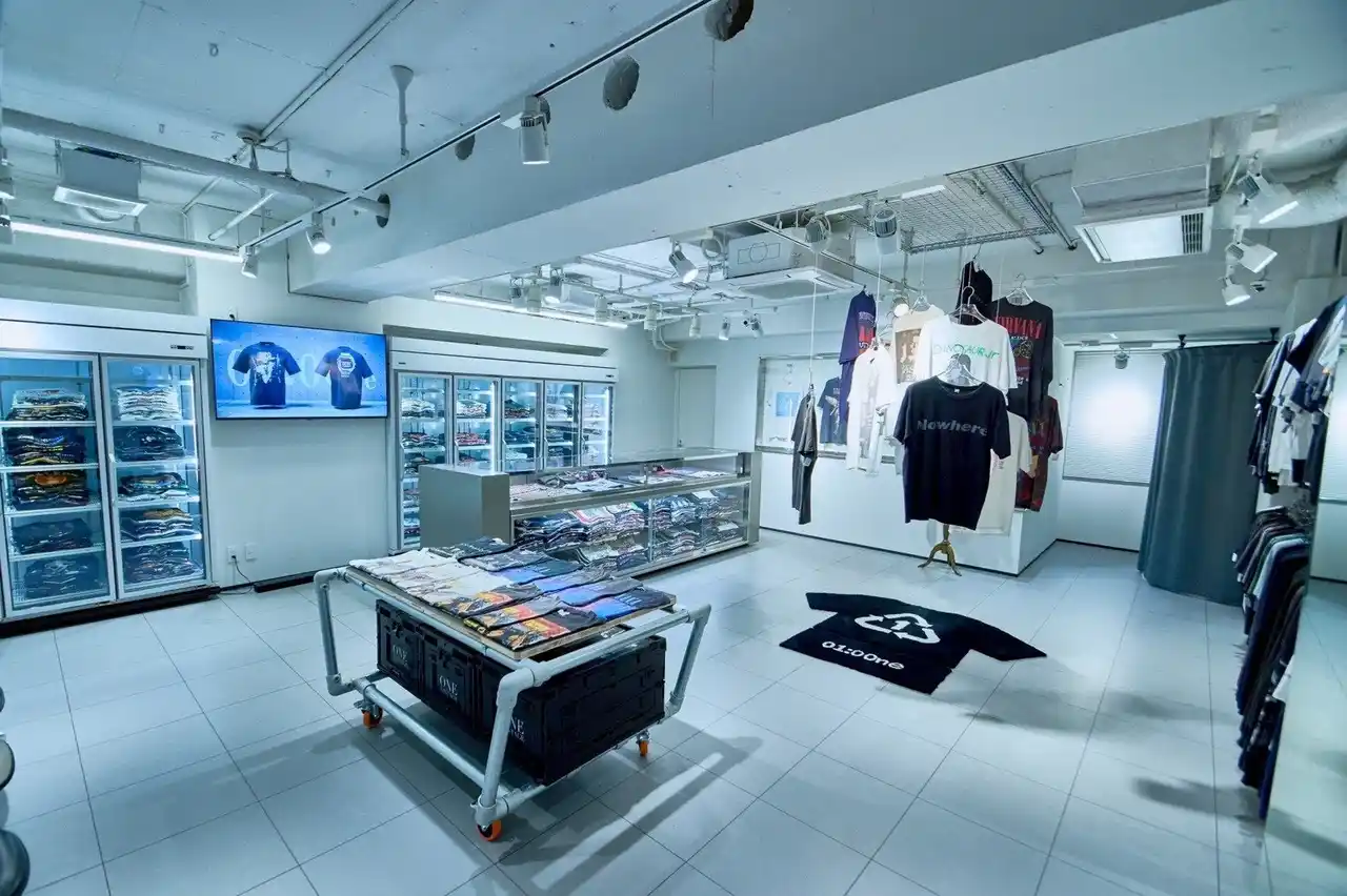 東京・原宿に日本最大級のヴィンテージTシャツ専門店「01:00ne（ワン）」が2025年11月11日にOPEN。カルチャーとアーカイブが交差する新スポット誕生。
